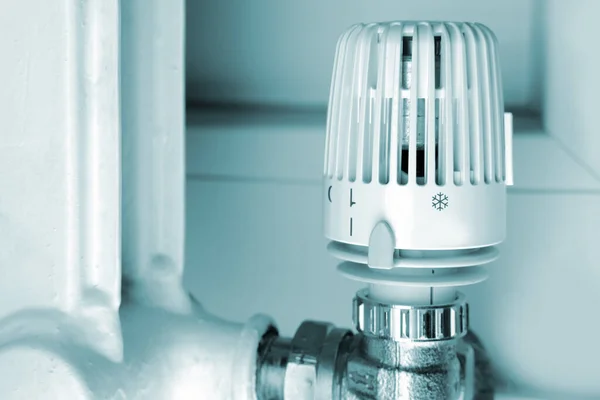 Regulação Temperatura Casa Com Termostato Radiador Branco Válvula Close Conceito — Fotografia de Stock