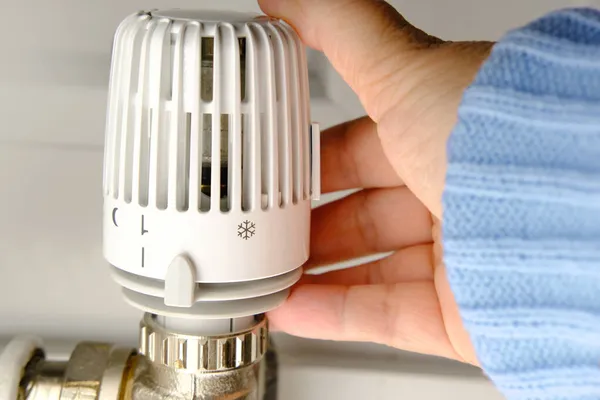 Kobieta Reguluje Temperaturę Domu Termostatem Białym Grzejniku Zbliżenie Żeńskiej Dłoni — Zdjęcie stockowe