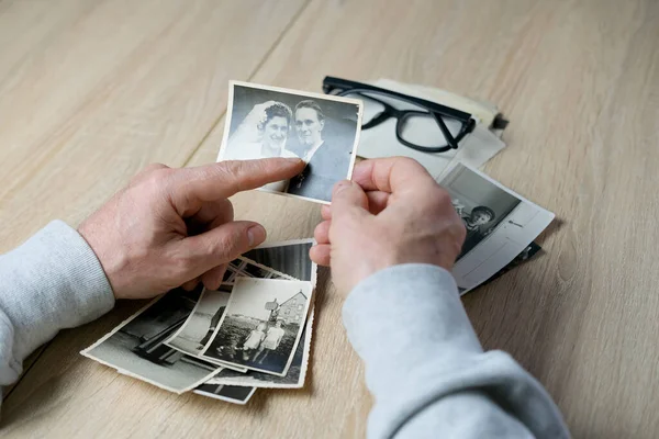 Yaşlı bir adam 1960-1965 yıllarındaki eski fotoğraflarına, nostalji konseptine, gençlik anılarına, çocukluk anılarına, hayatını, akrabalarını, nesillerin aile bağlarını hatırlar.