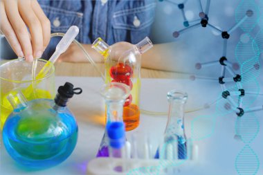 7-9 yaşlarında iki çocuk, ilkokul çocukları, kimyasal deneyler yapıyorlar, cam şişelere renkli sıvılar döküyorlar, renkleri karıştırıyorlar, okul eğitimi kavramları, kimya üzerine elle çalışma yapıyorlar.