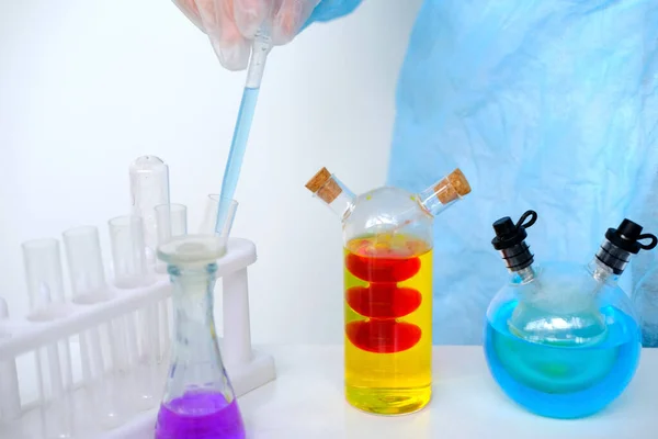 Csinál Kémiai Kísérletek Női Tudós Csöpög Oldat Laboratóriumi Asszisztens Csinál — Stock Fotó