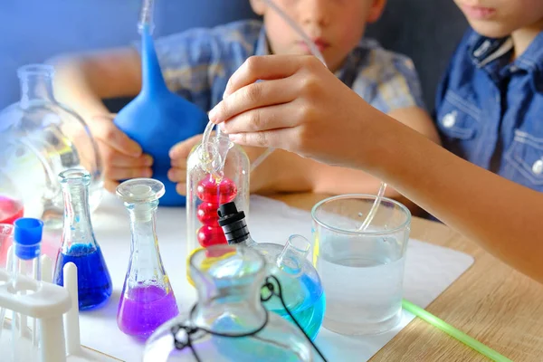 Zwei Kinder Alter Von Jahren Grundschulkinder Führen Chemische Experimente Durch — Stockfoto