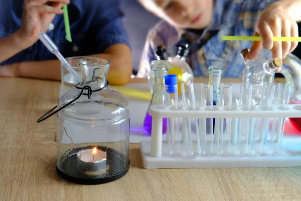 Zwei Kinder Alter Von Jahren Grundschulkinder Führen Chemische Experimente Durch — Stockfoto