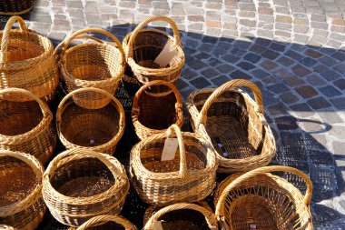 Söğüt dallarından yapılan el yapımı, Almanya 'da bir pazar meydanında satılan çeşitli sepetler, doğal malzemelerden yaratıcı dokuma, el işçiliği yapan gerçek sanatkarlar, sanatsal ürünler üreten konsept