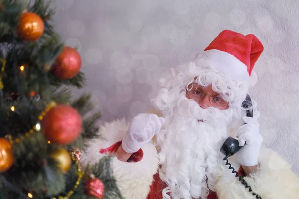 Adulte Santa Claus Costume Rouge Est Assis Table Appels Sur — Photo