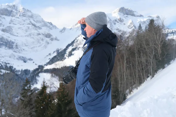 Anziano Con Macchina Fotografica Escursionista Montagna Ammirando Paesaggio Invernale Montagna — Foto Stock