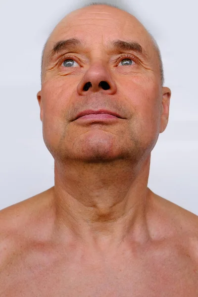 Yaşında Çıplak Vücutlu Bronz Tenli Yaşlı Bir Adamın Yakından Çekilmiş — Stok fotoğraf