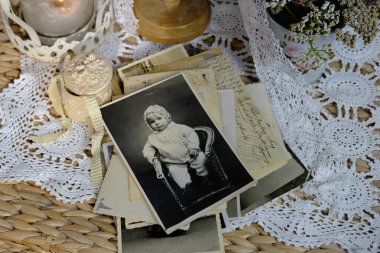 yanan mum, dantel, eski çekmece sandığı eski püskü şık, 50-60 'lı yılların eski fotoğrafları, kurumuş çiçekler, aile ağacı konsepti, soy ağacı, atalarla bağlantı, gençlik anıları
