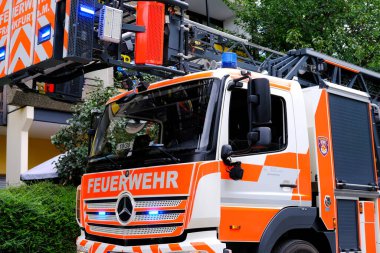 FRANKFURT, Almanya - Eylül 2021: Çok katlı bir binanın avlusuna kırmızı bir itfaiye aracı geliyor, Almanya 'da yangın için acil durum 112 kavramı, yanıp sönen ışıklar