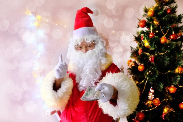 Älterer Weihnachtsmann Mit Weißem Bart Gratuliert Kindern Und Erwachsenen Hält — Stockfoto