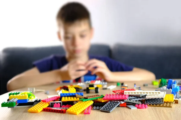 Dziecko Dziecko Bawi Się Kolorowymi Plastikowymi Częściami Konstruktora Tworzy Budynki — Zdjęcie stockowe