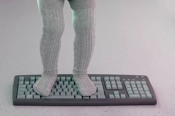 Çocuk Ayakları Bilgisayar Klavyesinde Duruyor Tuşlara Basıyor Küçük Zorba Bir — Stok fotoğraf