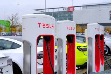 Frankfurt, Almanya, Ekim 2021: Birçok Tesla hafif elektrikli otomobil şarj istasyonunda pil dolduruyor, alternatif enerji geliştirme konsepti, elektrikli araç üretimi
