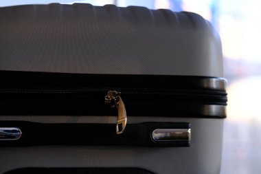 Kadın elinin fermuarı. Modern gümüş bir valizin fermuarı. Yaz tatili konsepti, iş seyahati.