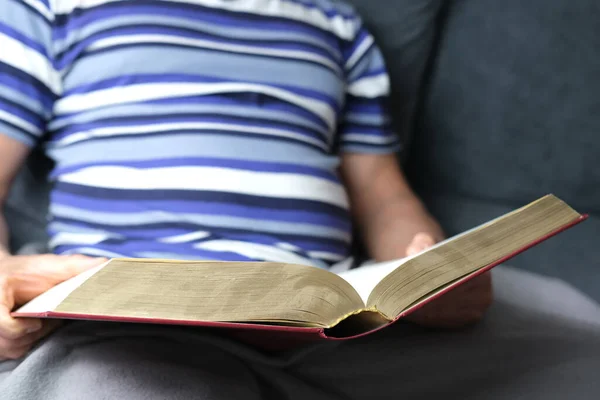 Nahaufnahme Eines Dicken Buches Dunkelrotem Einband Familienbibel Alter Mann Senior — Stockfoto