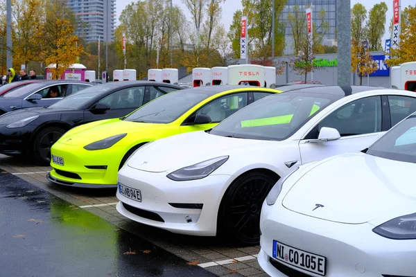 Франкфурт Германия Октябрь 2021 Многие Легкие Электромобили Tesla Пополняют Аккумулятор — стоковое фото