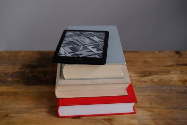 modern siyah e-kitap okuyucu, dijital kitap Kindle, kağıt kitaplarında elektronik olarak metin görüntülemek için tablet bilgisayar aygıtı, elektronik kağıt teknolojisi, kurgu okuma kavramı, metin düzenleme