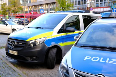 Frankfurt am Main, Almanya, Ekim 2021: birçok polis aracı polis karakolu önünde duruyor, sokak ve kamusal alanlarda devriye gezmek için kullanılıyor, ve olaylara anında müdahale ediliyor