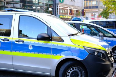 Frankfurt, Almanya, Ekim 2021: Almanya 'da tipik bir polis aracının kentte mavi ışık yakılması, polis tarafından sokak ve kamusal alanlarda devriye gezmek için kullanılması ve olaylara derhal yanıt verilmesi.