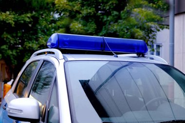 Almanya 'da, sokaklarda, meydanlarda, kamusal alanlarda devriye gezmek için polis tarafından kullanılan mavi fenerli tipik polis aracının yakın çekimleri,