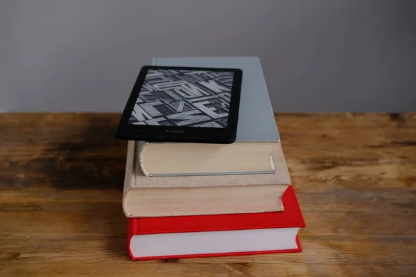 Lector Libros Electrónicos Negro Moderno Libro Digital Kindle Tableta Dispositivo —  Fotos de Stock