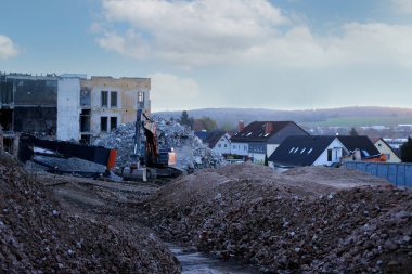 Boş camlı harap bir ev, kırık tuğla, harap olmuş bir binanın duvarındaki çatlaklar, insanların yıkılması konsepti, sosyal sorunlar, yoksulluk, düşük gelir, kentsel çürüme...