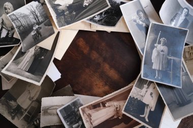 Eski ahşap bir masada 1950-1960 yılları arasında çekilmiş eski fotoğraflar var. Aile ağacı kavramı, soy ağacı, çocukluk anıları, atalarımızla bağlantı.
