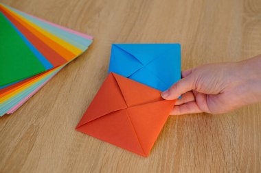 Kapalı renkli kağıt, koleksiyon defteri, origami, kağıt, Japon origami tekniğindeki zarf, çocuk oyunu için el yapımı ve yaratma kavramı.