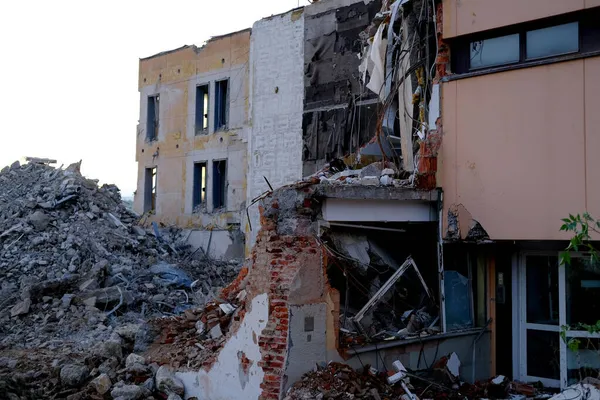 Geruïneerd Huis Met Lege Ramen Gebroken Baksteen Scheuren Aan Muur — Stockfoto