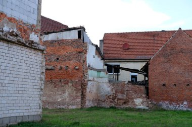 Boş camlı harap bir ev, kırık tuğla, harap olmuş bir binanın duvarındaki çatlaklar, insanların yıkılması konsepti, sosyal sorunlar, yoksulluk, düşük gelir, kentsel çürüme...