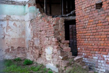 Boş camlı harap bir ev, kırık tuğla, harap olmuş bir binanın duvarındaki çatlaklar, insanların yıkılması konsepti, sosyal sorunlar, yoksulluk, düşük gelir, kentsel çürüme...