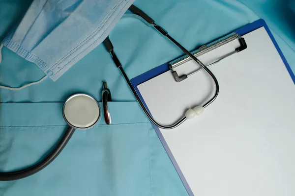 Tıbbi Cihaz Steteskop Tabletler Mavi Doktor Önlüğünün Arka Planına Karşı — Stok fotoğraf