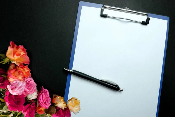 Στυλό Λουλούδια Γραφείο Εργασίας Σημειωματάριο Σημειωματάριο Ένα Λευκό Φύλλο Χαρτί — Φωτογραφία Αρχείου