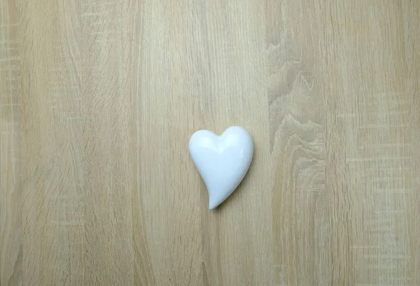 木制背景下的白色心脏模型 维持健康的概念 药物治疗 心脏科 — 图库照片