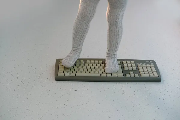 Copil Stă Picioarele Tastatură Calculator Apasă Butoane Bătăuș Mic Joacă — Fotografie, imagine de stoc
