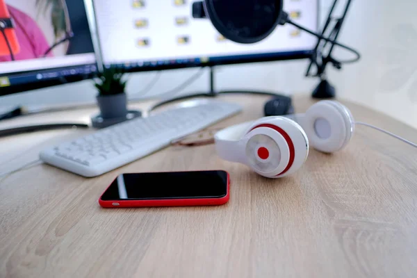 Hörlurar Mikrofon Röd Smartphone Ligger Bordet Framför Datorn Konferens Videochatt — Stockfoto