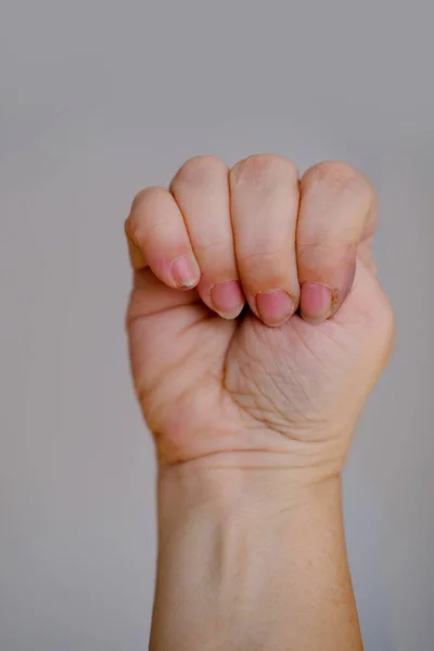 Close Uma Mão Feminina Firmemente Apertado Gesto Grito Silencioso Ajuda — Fotografia de Stock