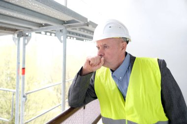 Tecrübeli inşaat işçisi, inşaat ekibi şefi, inşaat mühendisi inşaat alanında inşaat mühendisi yenileme ve inşaat mühendisliği konsepti denetleme.