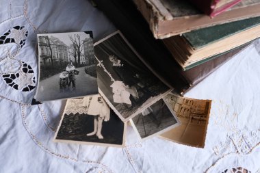 Eski fotoğraf albümleri beyaz bir masa örtüsünde, 1950 yılına ait eski fotoğraflar, aile ağacı konsepti, soy ağacı, çocukluk anıları, atalarla bağlantı üzerine kuruludur.