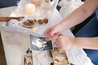 Kadın 1965-1970 yılları arasında eski fotoğraflarına bakıyor. Gençlik anıları, çocukluk anıları. Yaşamını, akrabalarını, nesillerin aile bağlarını hatırlıyor.