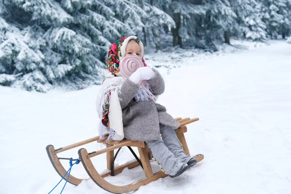 Schattig Kind Meisje Jaar Oud Warme Winter Retro Kleding Zit — Stockfoto