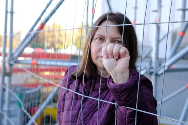 Nærkontakt Kvinnelig Hånd Kvinne Jernbur Stille Rop Hjelp Konseptet Vold – stockfoto