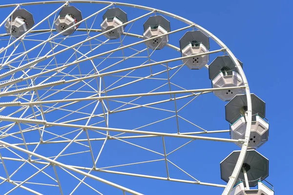 Grand Carrousel Moderne Ferris Plaisir Roue Tournant Dans Ciel Bleu — Photo