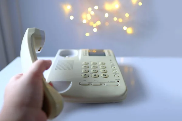 Closeup Γυναικείο Χέρι Πατάει Κουμπιά Του Στατικού Λευκού Τηλεφώνου Γραφείου — Φωτογραφία Αρχείου