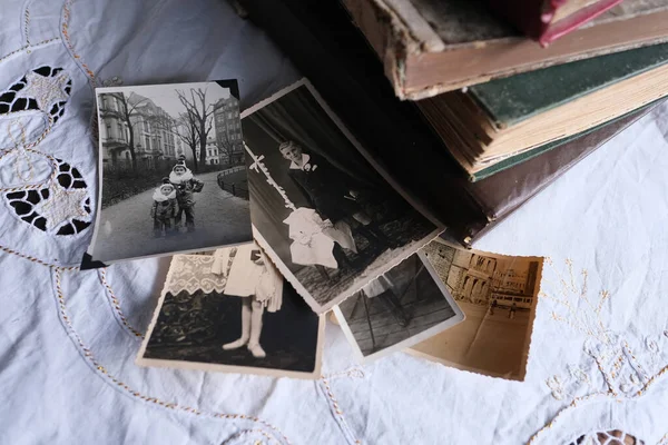 Παλιά Άλμπουμ Φωτογραφιών Βρίσκονται Ένα Λευκό Δυόσμο Τραπεζομάντηλο Vintage Φωτογραφίες — Φωτογραφία Αρχείου