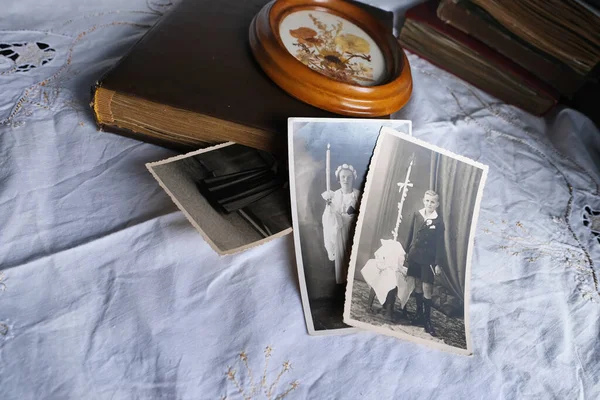 음반들은 식탁보 1950 빈티지 사진들 가계도의 시절의 기억들 조상들 — 스톡 사진