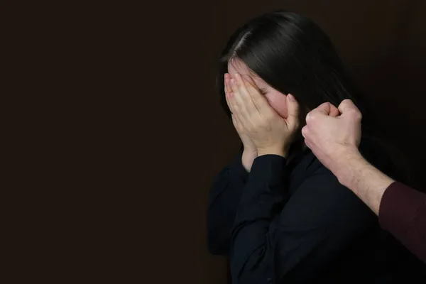 Pięść Mężczyzny Przed Płaczącą Kobietą Bliska Ciemnym Tle Koncepcja Cierpienia — Zdjęcie stockowe