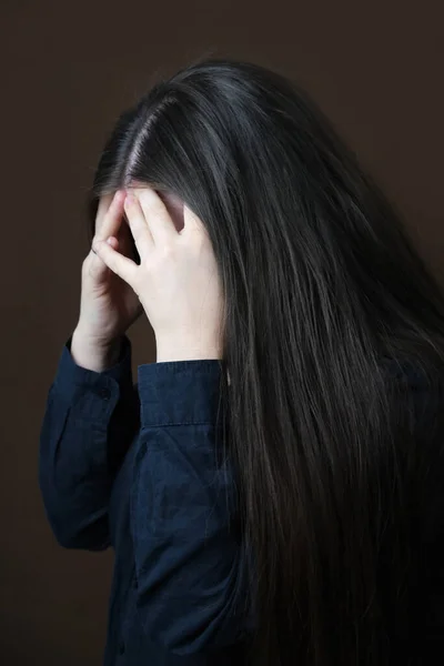 Chica Cerca Mujer Bajo Presión Varios Problemas Vida Desesperación Cubrió — Foto de Stock