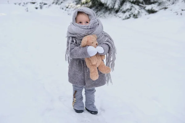 Słodkie Dziecko Dziewczyna Lata Ciepłej Zimie Ubrania Retro Misia Lesie — Zdjęcie stockowe
