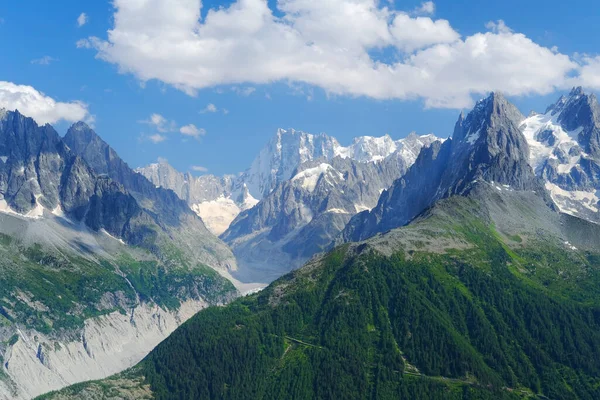 Hohe Berge Felsige Klippen Mit Bäumen Hintergrund Die Französischen Alpen — Stockfoto